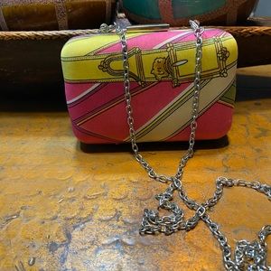 Small handbags mix colors with chain